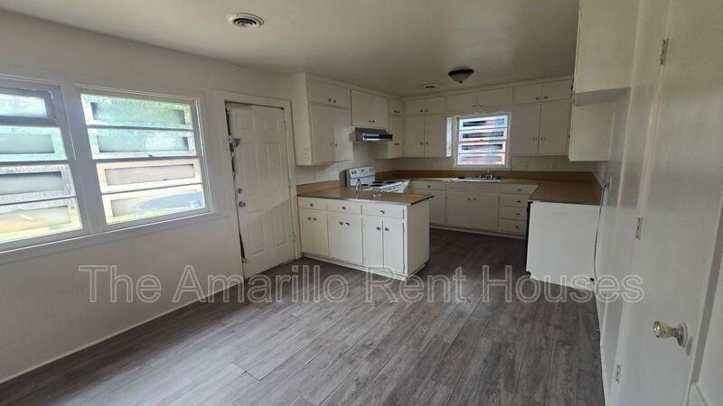 3300 Fleetwood Dr - Photo 3 of 8