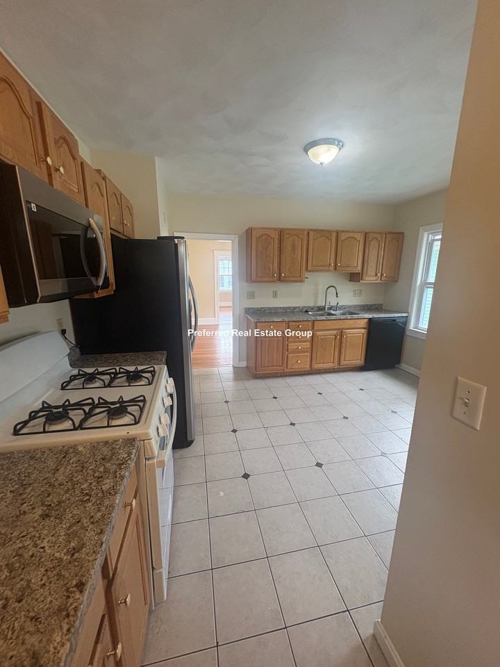 47 Selden St - Photo 2 of 17