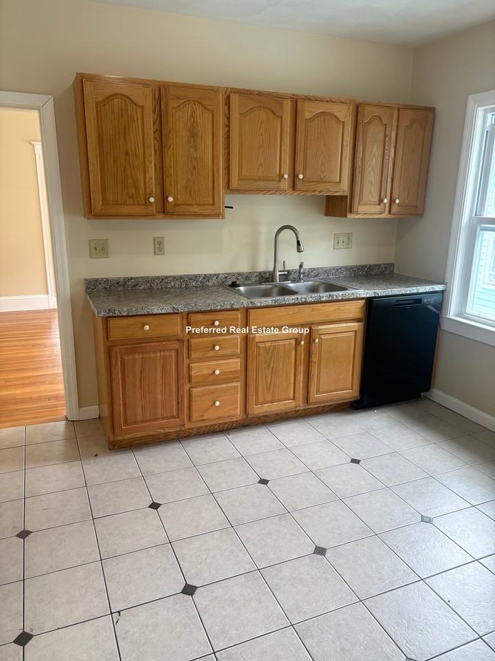 47 Selden St - Photo 3 of 17