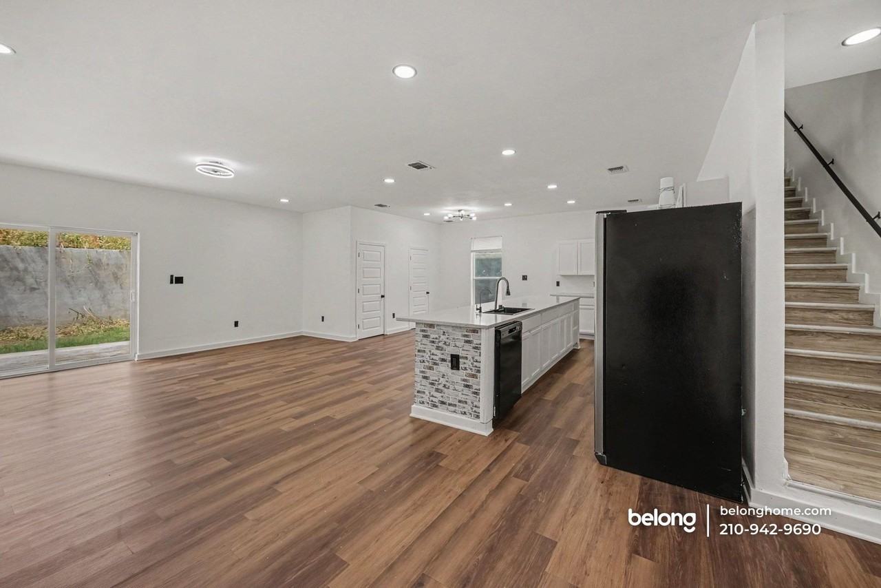 715 Amanda St - Photo 4 of 20
