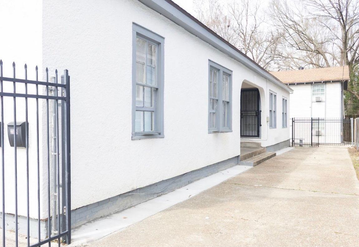2323 Spain St - Photo 2 of 11