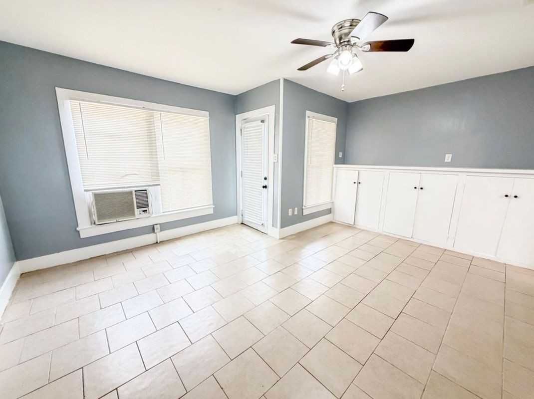 2323 Spain St - Photo 3 of 11