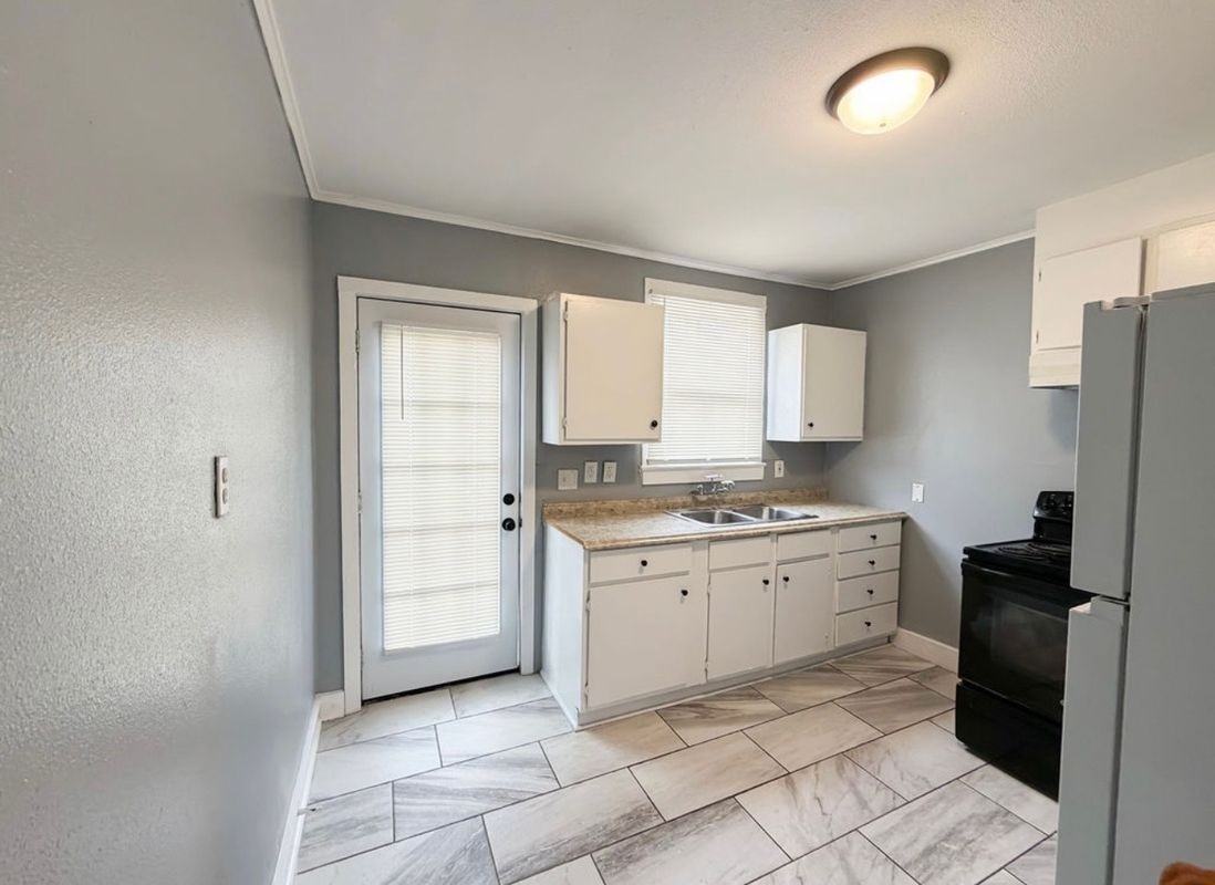 2323 Spain St - Photo 6 of 11