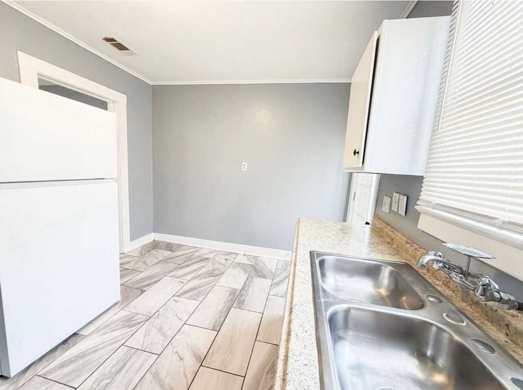 2323 Spain St - Photo 7 of 11