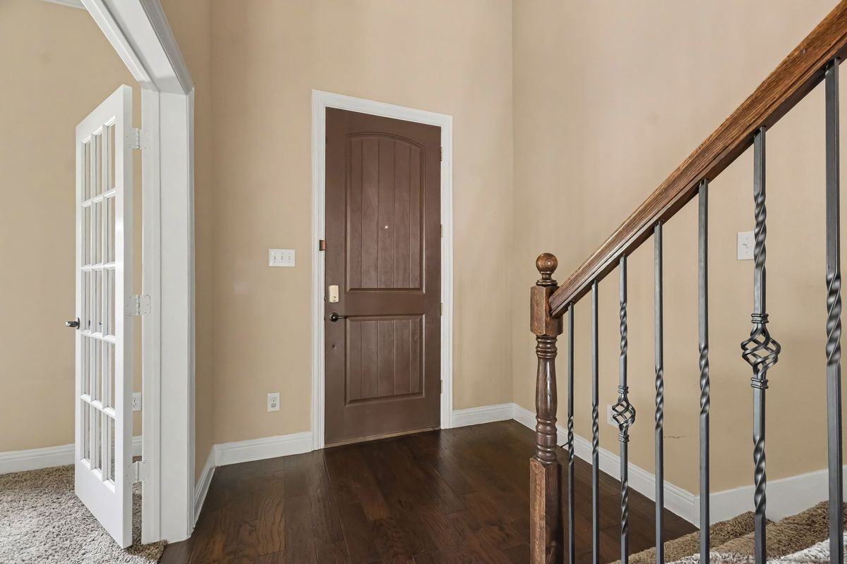 604 Darby Ln - Photo 4 of 42