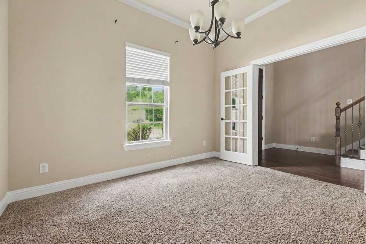 604 Darby Ln - Photo 5 of 42
