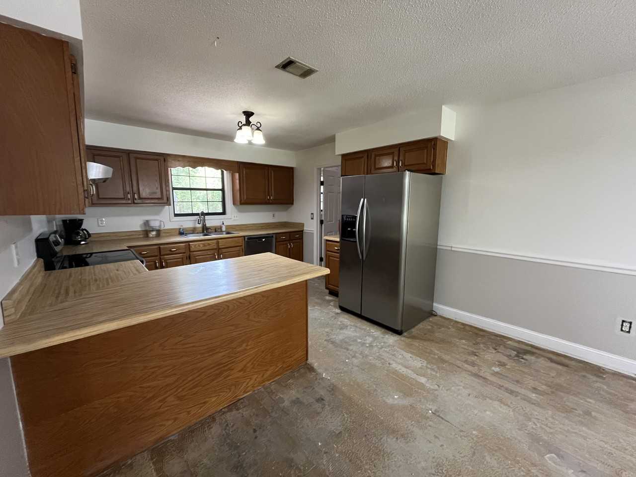 409 Hines Dr - Photo 3 of 9