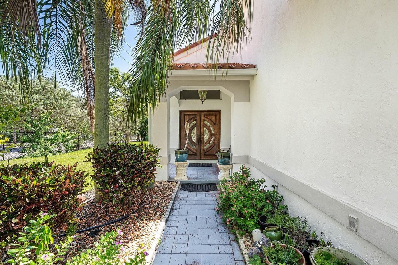 2350 Nw 5th Ave - Photo 3 of 35