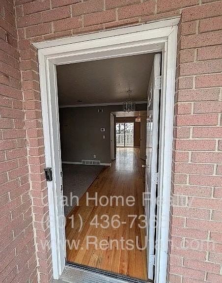 2058 California Ave - Photo 2 of 18