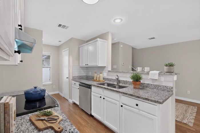 2318 Riddle Rd #B - Photo 5 of 32