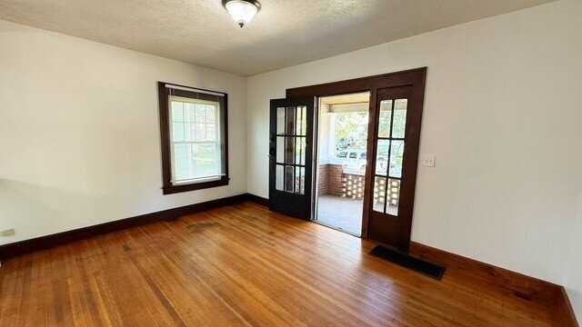 331 N Riley Ave - Photo 5 of 18