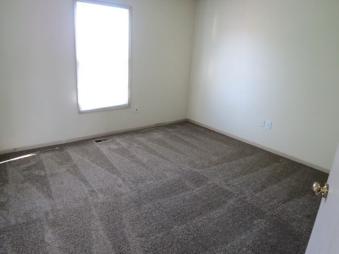 857 Radbourne Dr - Photo 5 of 20