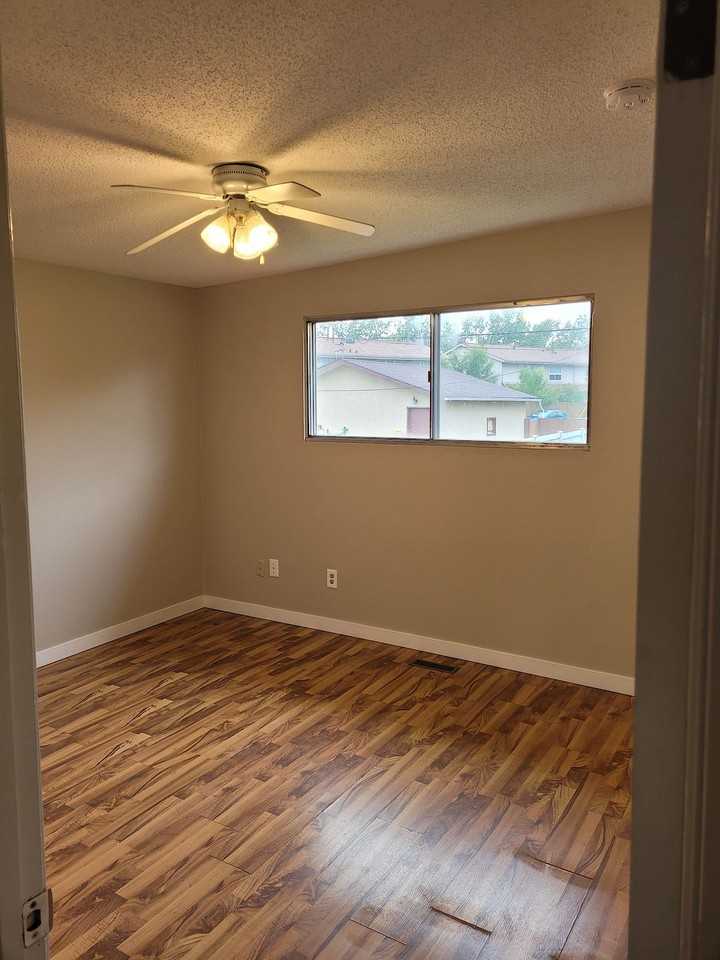 205 Queensland Dr Se - Photo 2 of 18