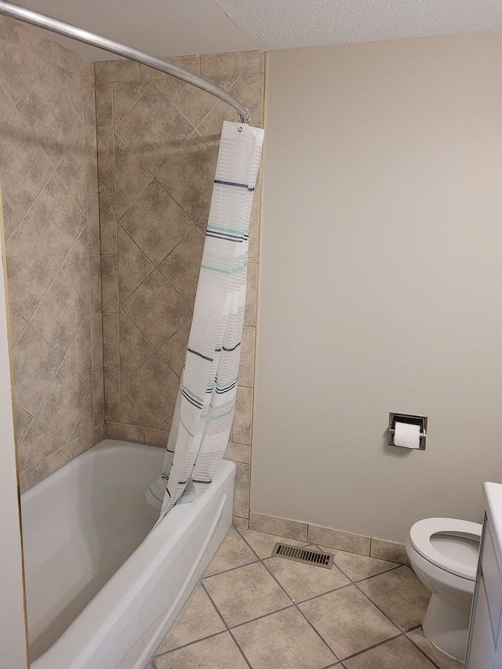 205 Queensland Dr Se - Photo 3 of 18