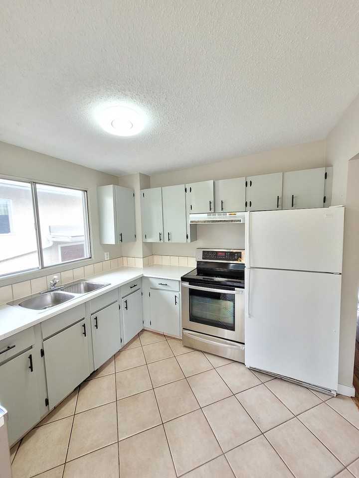 205 Queensland Dr Se - Photo 6 of 18