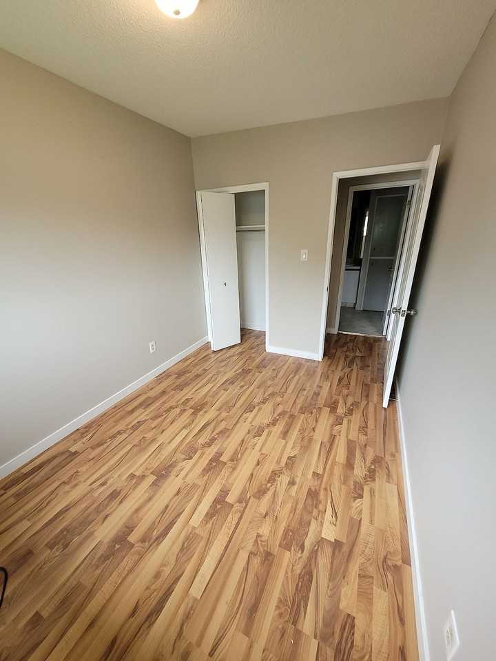 205 Queensland Dr Se - Photo 7 of 18