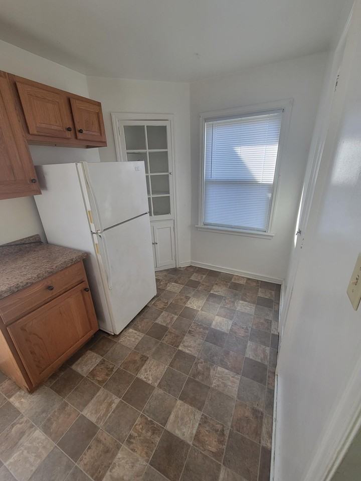 226 S 76th St #1 - Photo 4 of 12