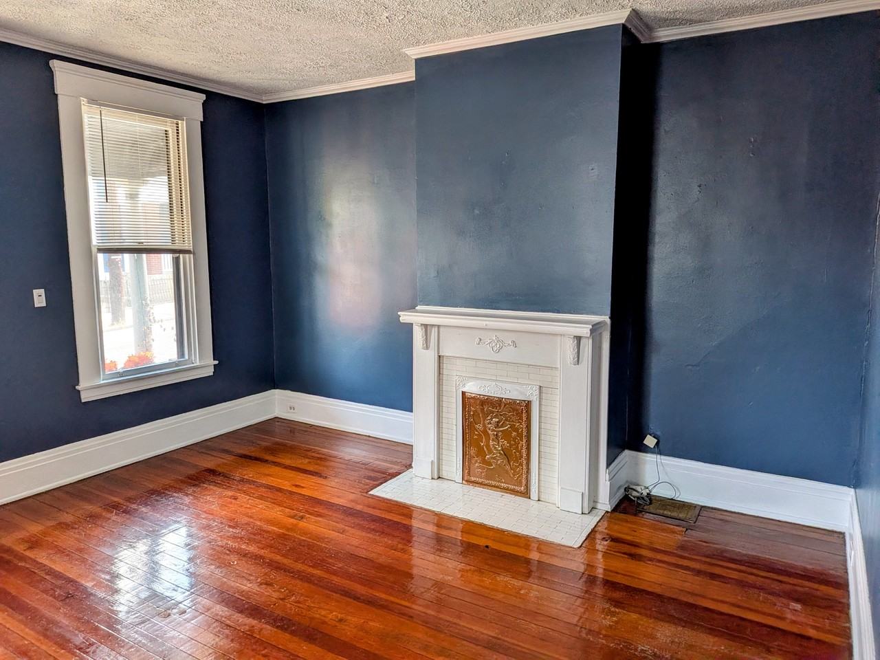 624 W 12th St #1 - Photo 4 of 23