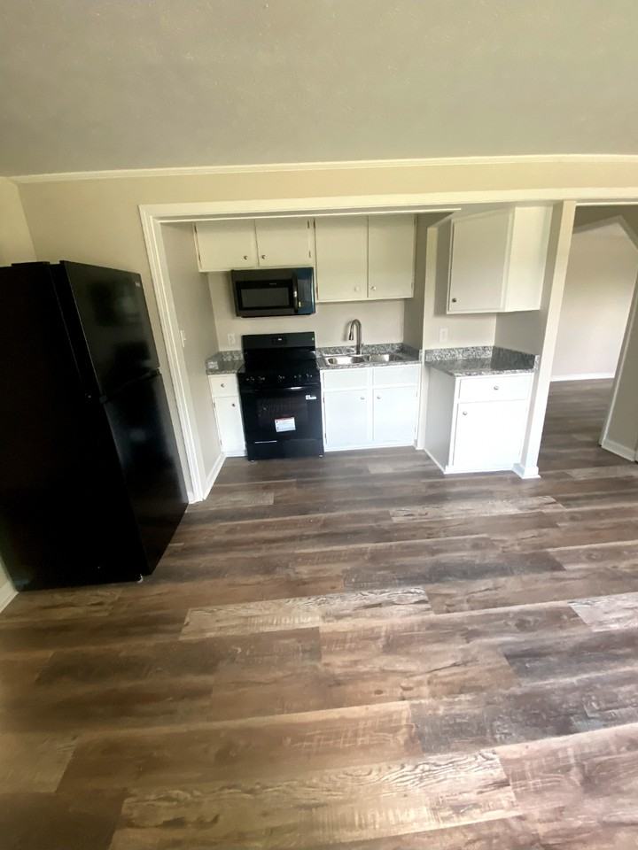 446 E Church St - Photo 3 of 11