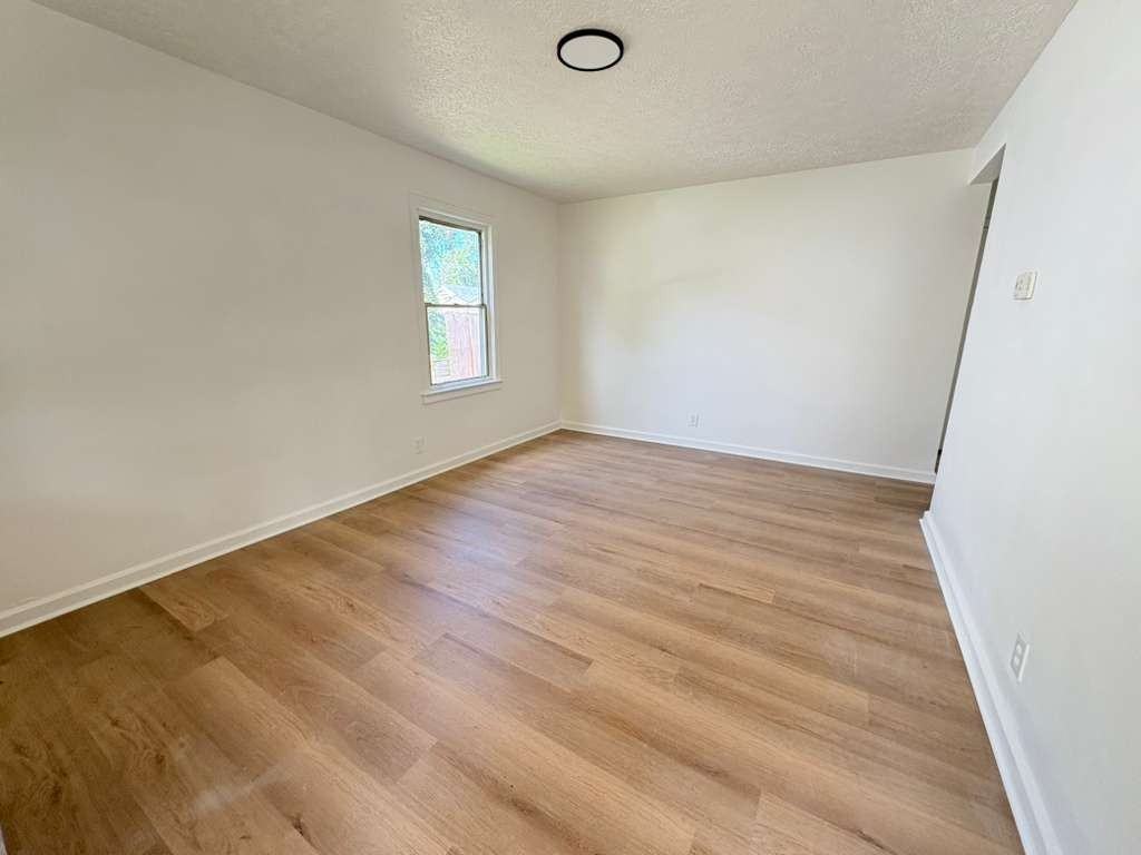 1035 Seelbach Ave - Photo 6 of 22
