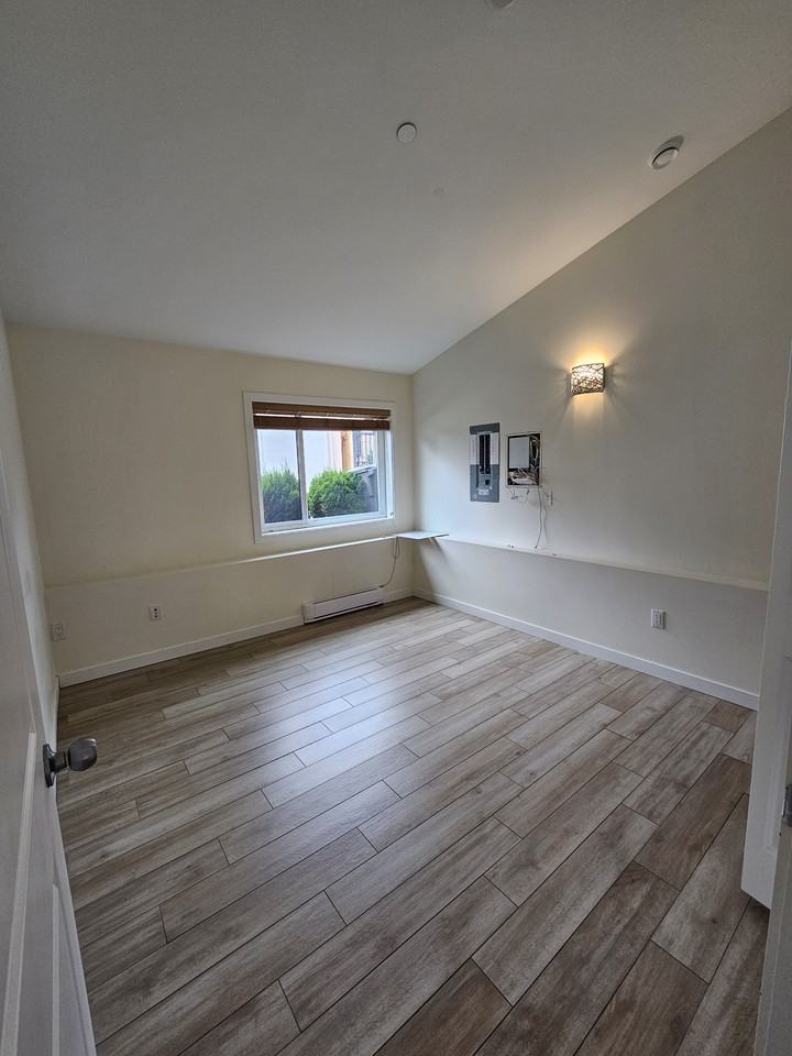 7688 Gladstone Street - Photo 6 of 8