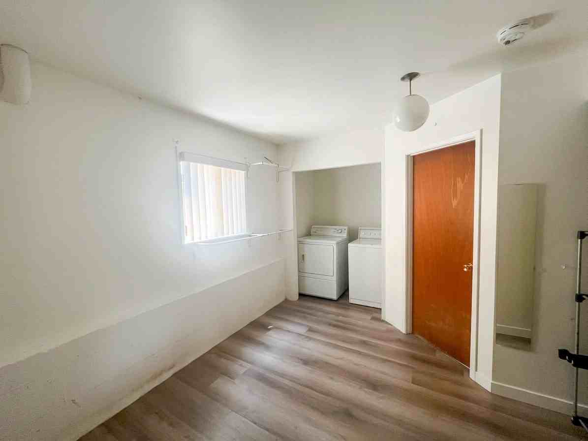 3270 Austrey Avenue - Photo 6 of 12