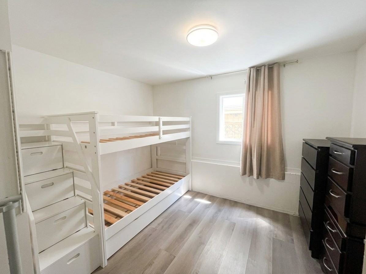 3270 Austrey Avenue - Photo 4 of 12