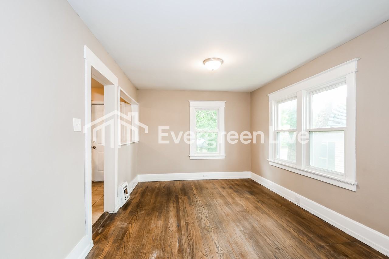 8005 Albin Ave - Photo 3 of 15