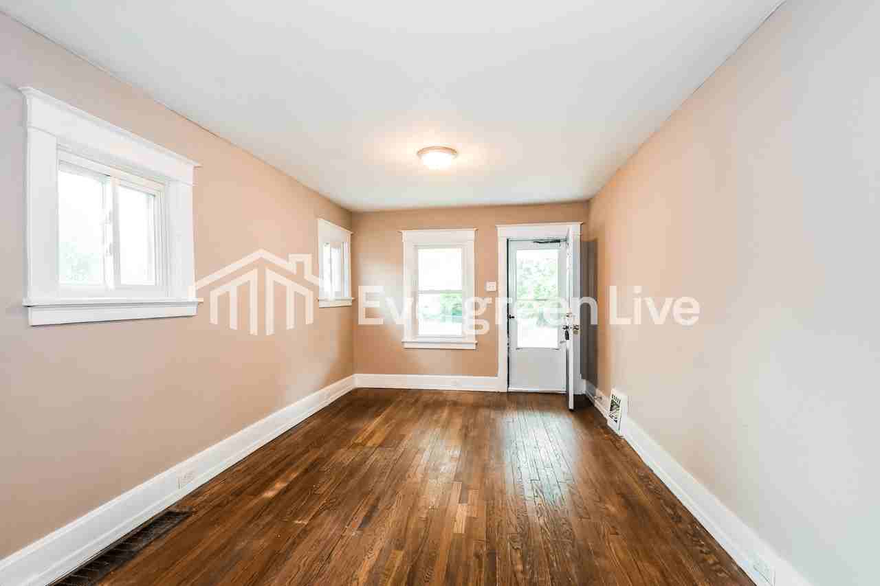 8005 Albin Ave - Photo 4 of 15