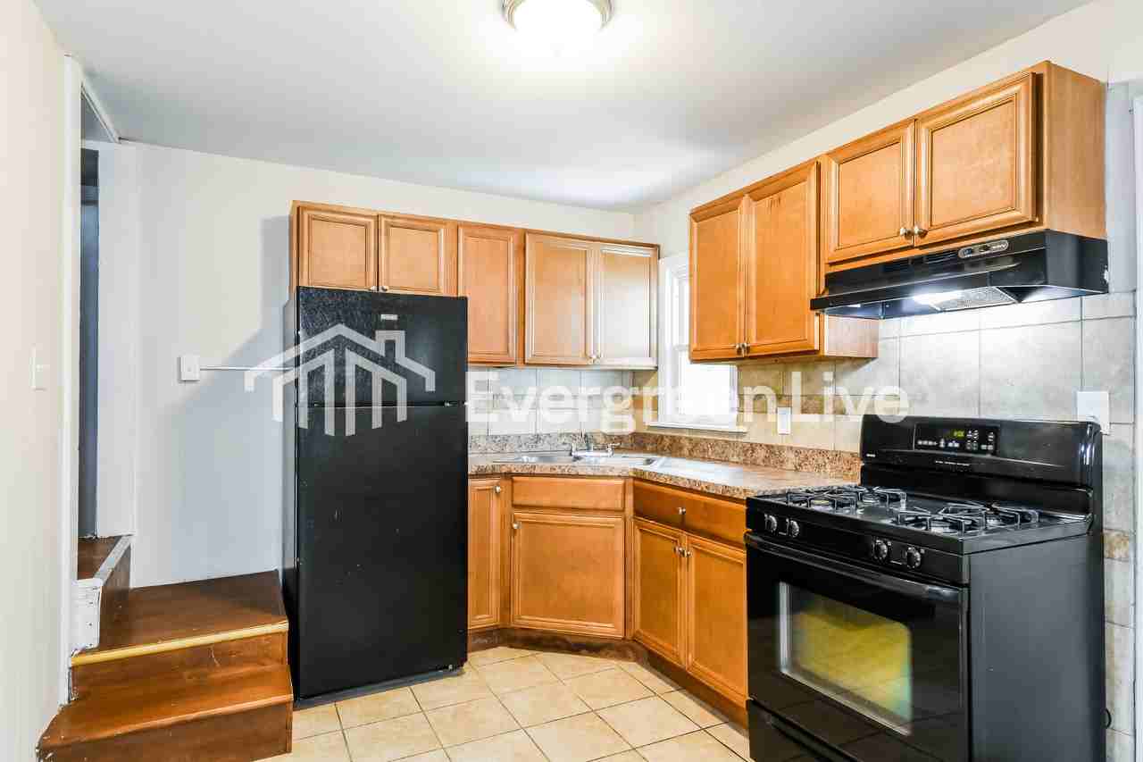 8005 Albin Ave - Photo 5 of 15