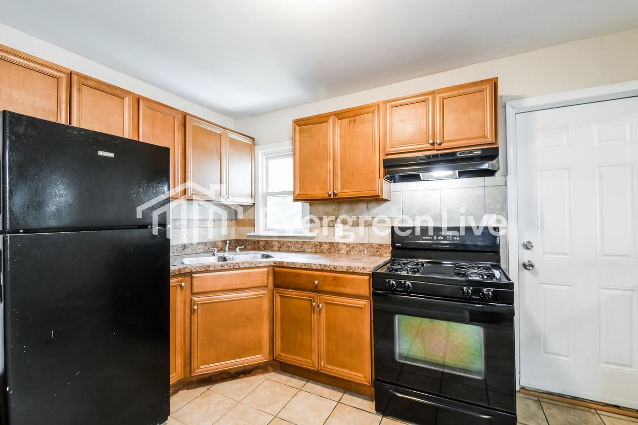 8005 Albin Ave - Photo 6 of 15