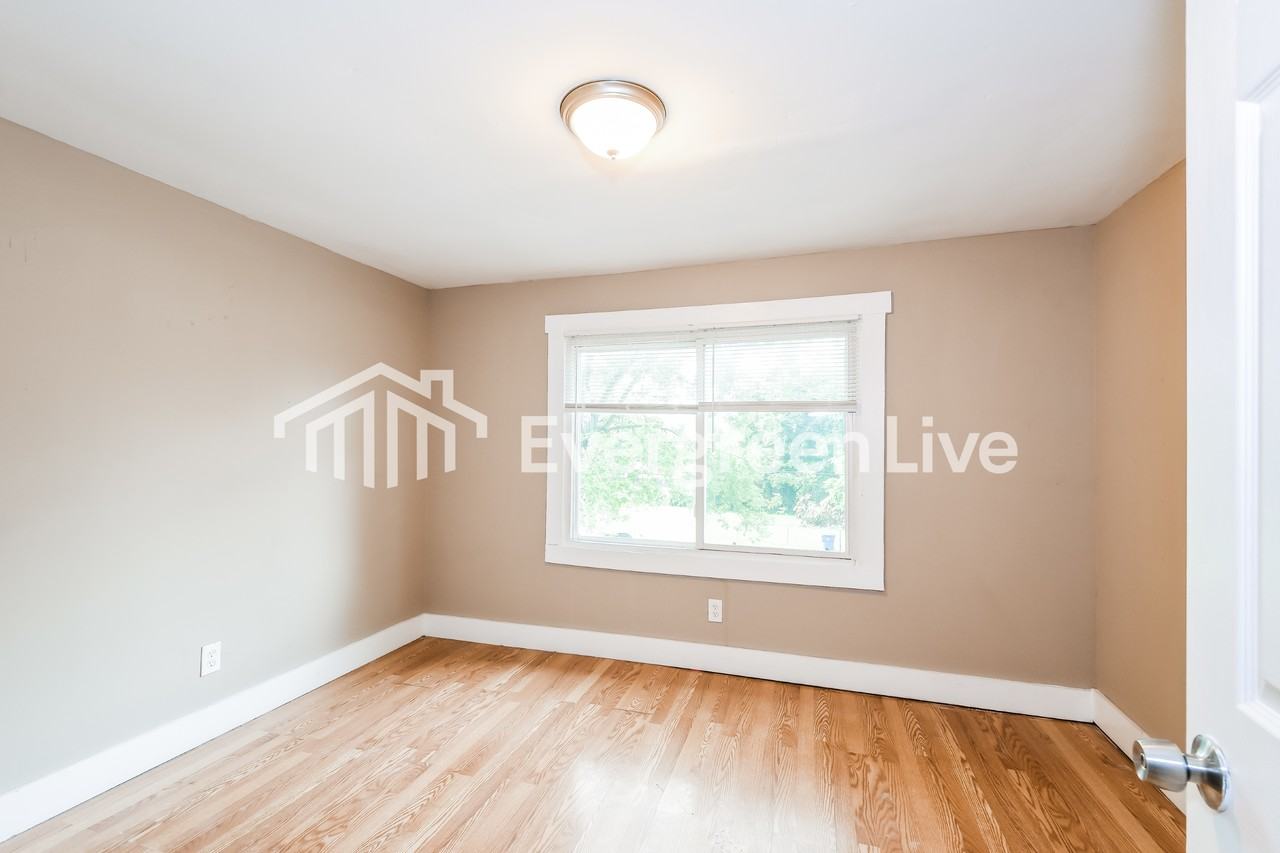 8005 Albin Ave - Photo 7 of 15