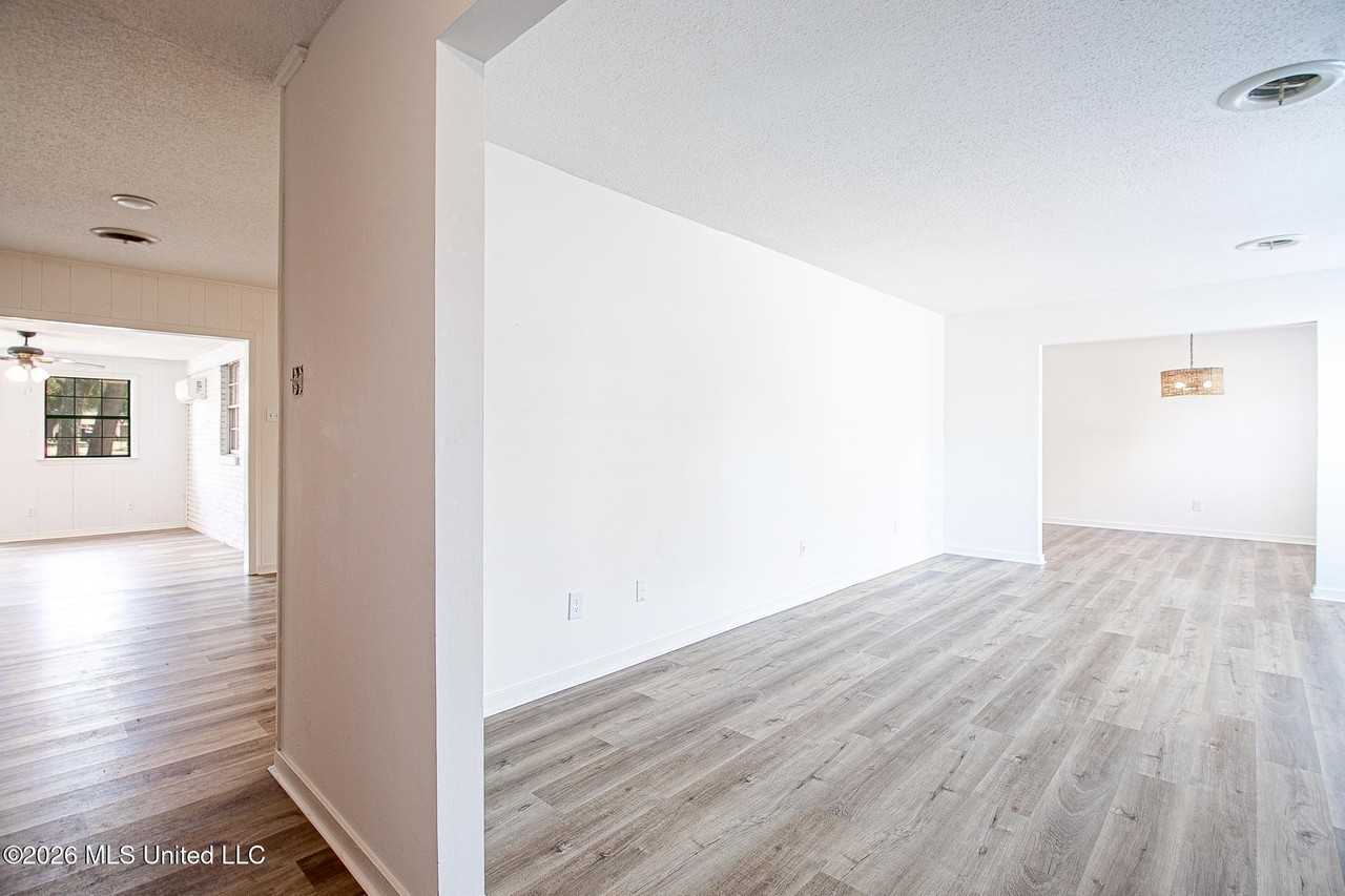 2304 Melbourne Ct - Photo 2 of 19