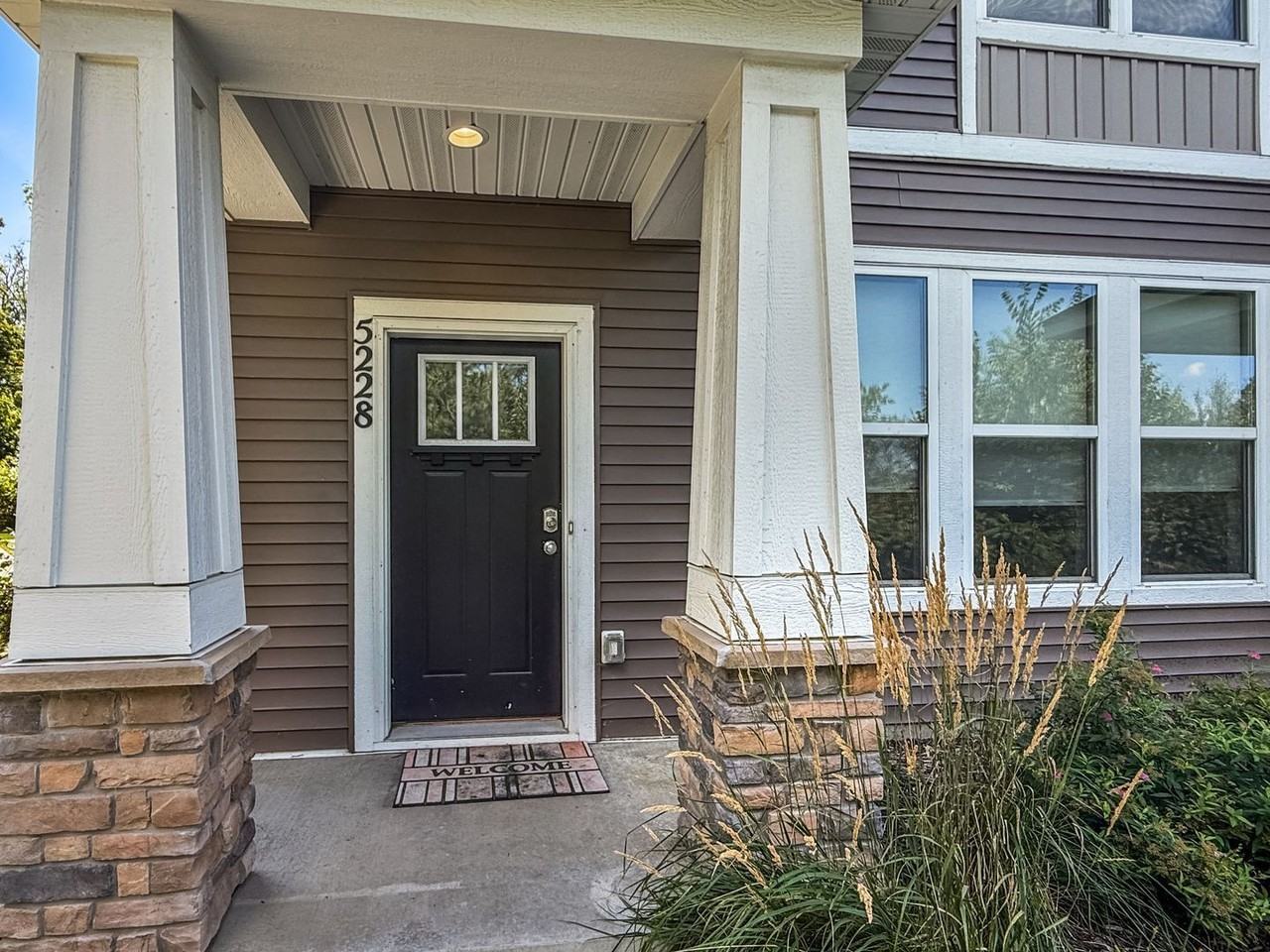 5228 Hampton St Ne - Photo 4 of 41