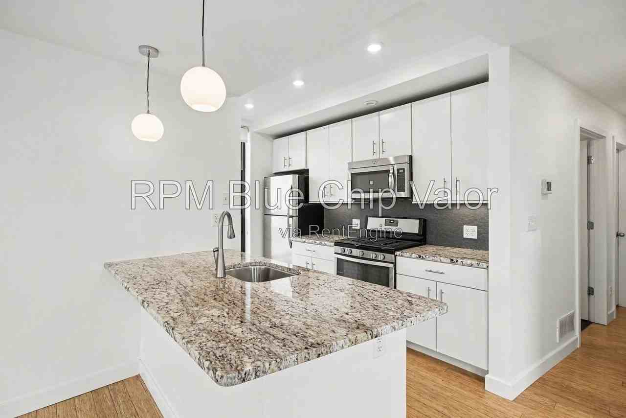 432 Liberty Hl #B - Photo 5 of 34
