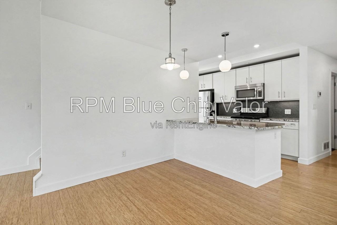 432 Liberty Hl #B - Photo 7 of 34