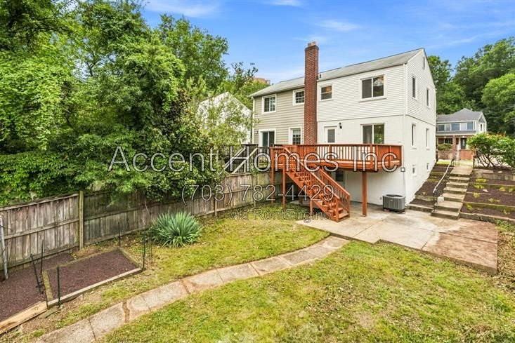 2310 Riverview Ter - Photo 3 of 31