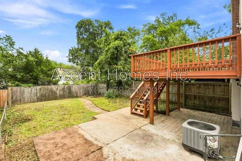 2310 Riverview Ter - Photo 5 of 31