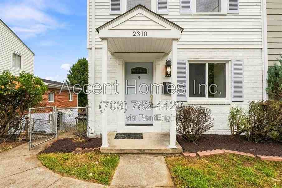 2310 Riverview Ter - Photo 6 of 31