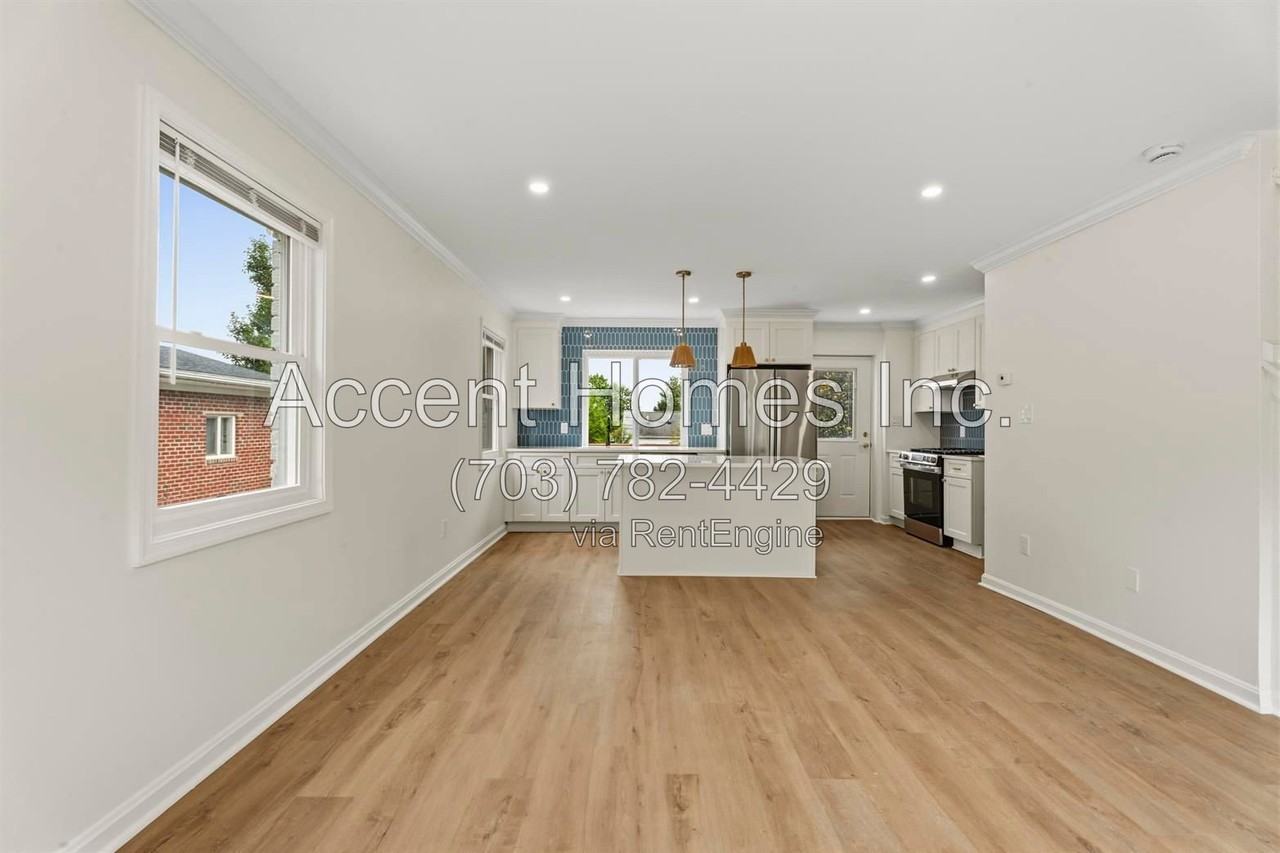 2310 Riverview Ter - Photo 7 of 31