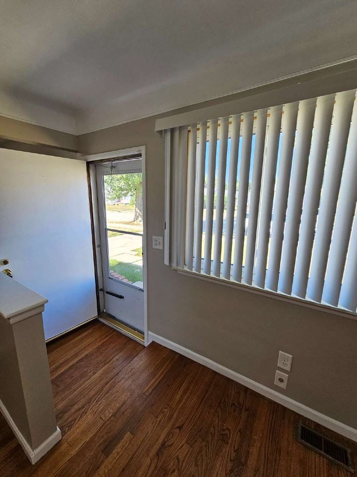 22510 Cushing Ave - Photo 3 of 21