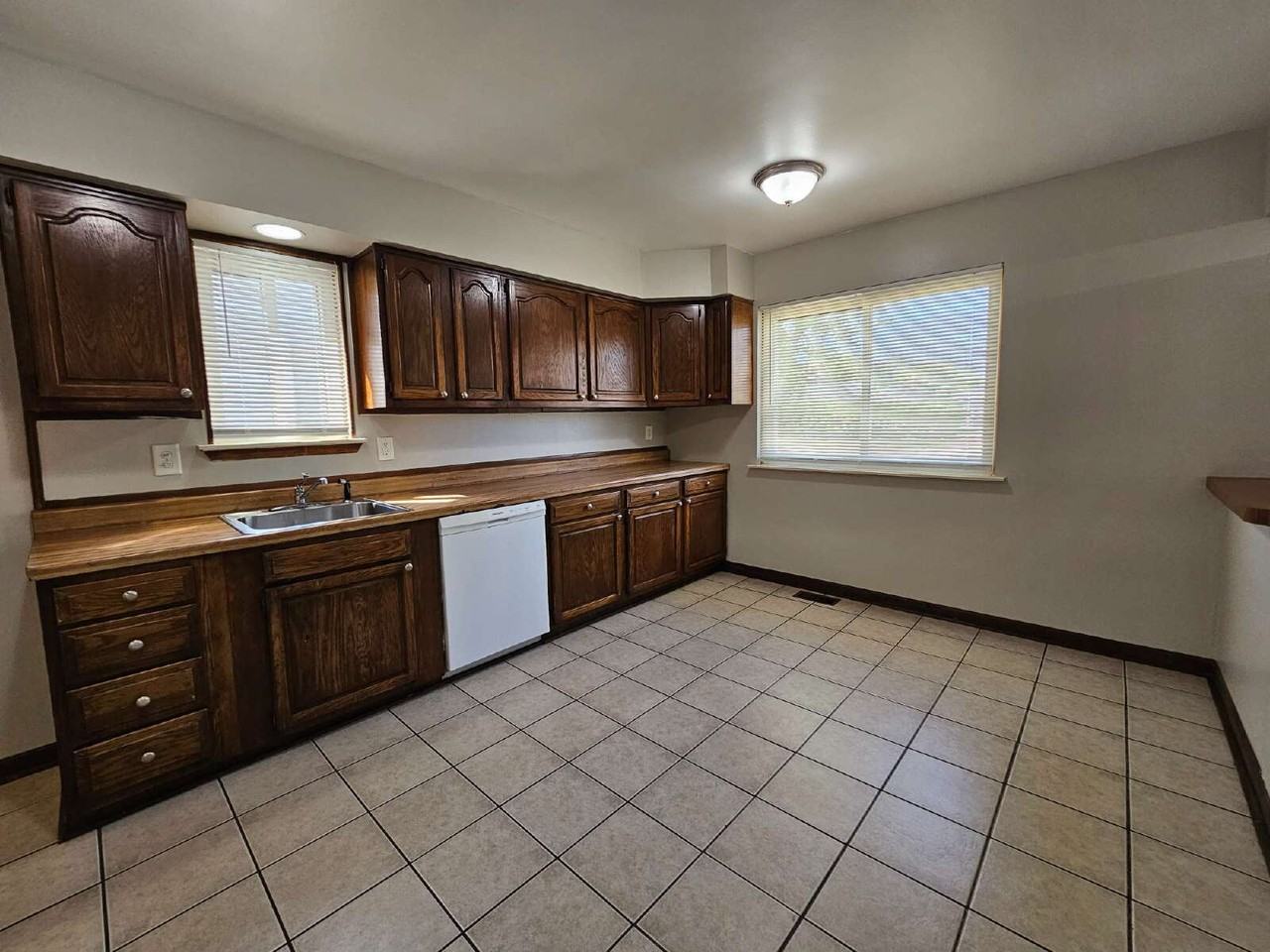 22510 Cushing Ave - Photo 5 of 21