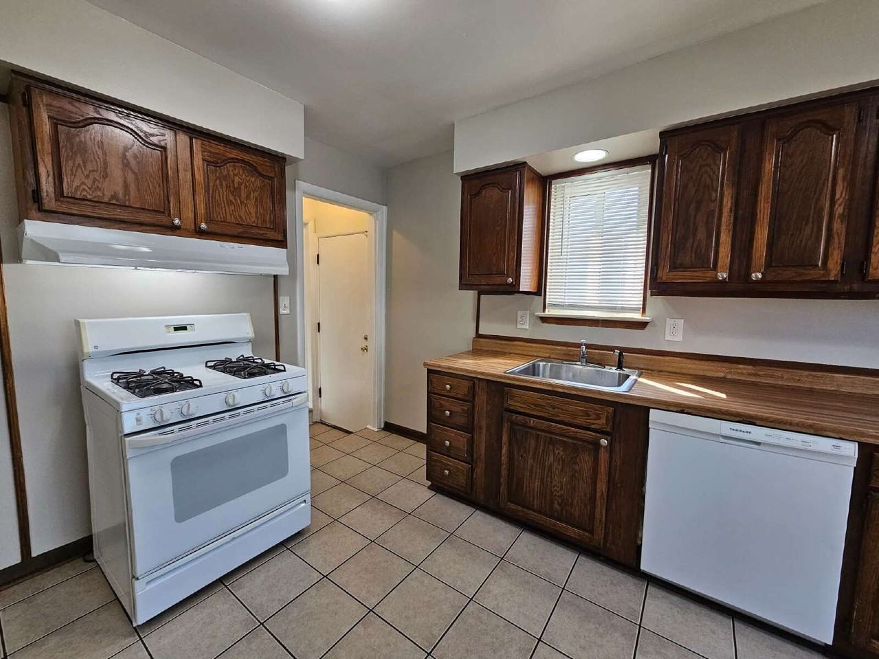 22510 Cushing Ave - Photo 6 of 21