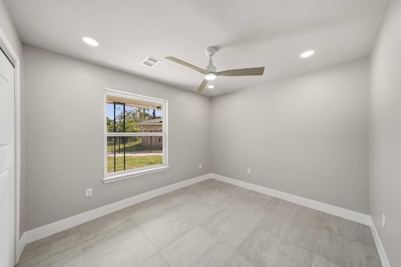 5927 Easter St - Photo 4 of 11