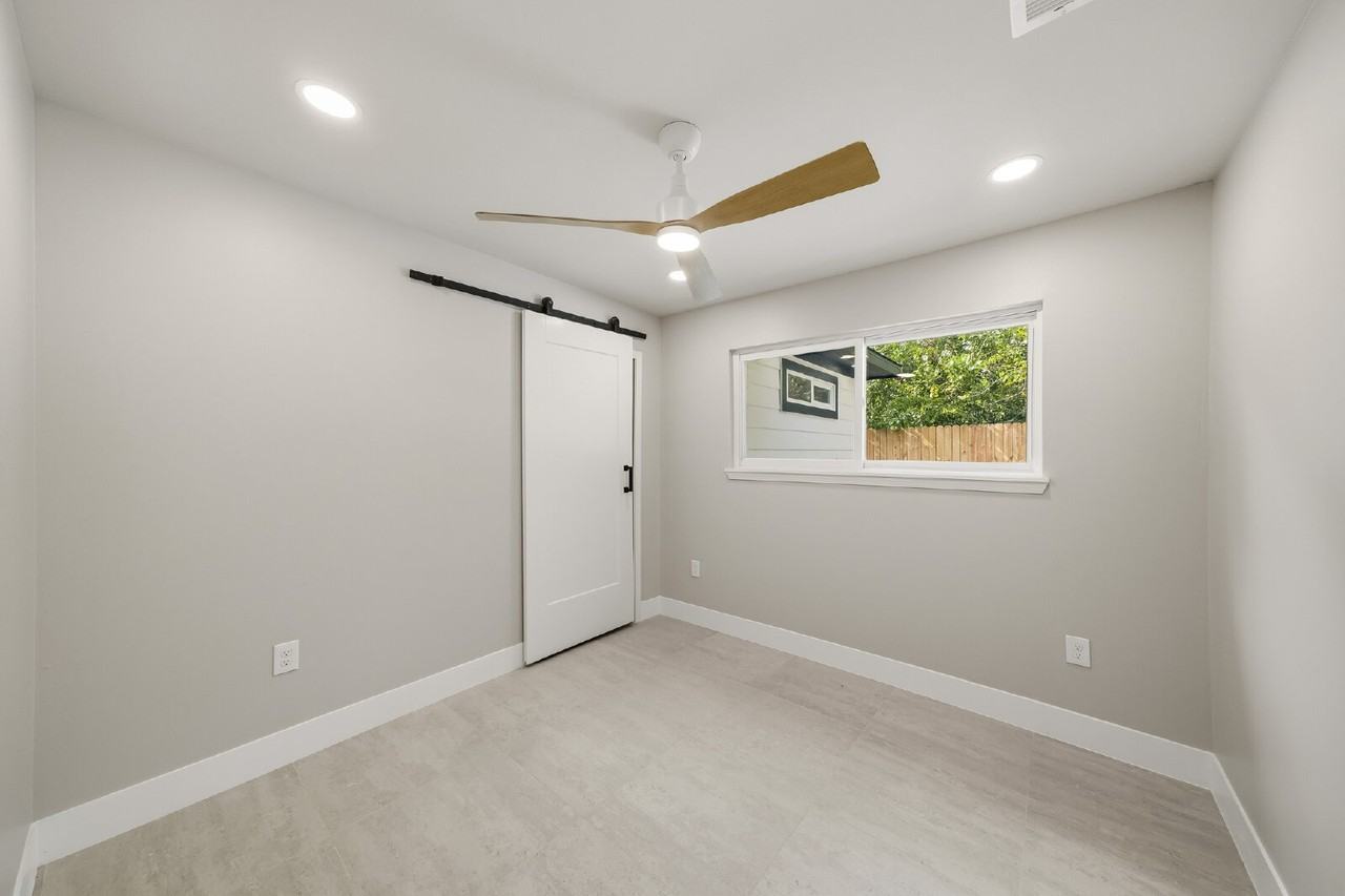 5927 Easter St - Photo 5 of 11
