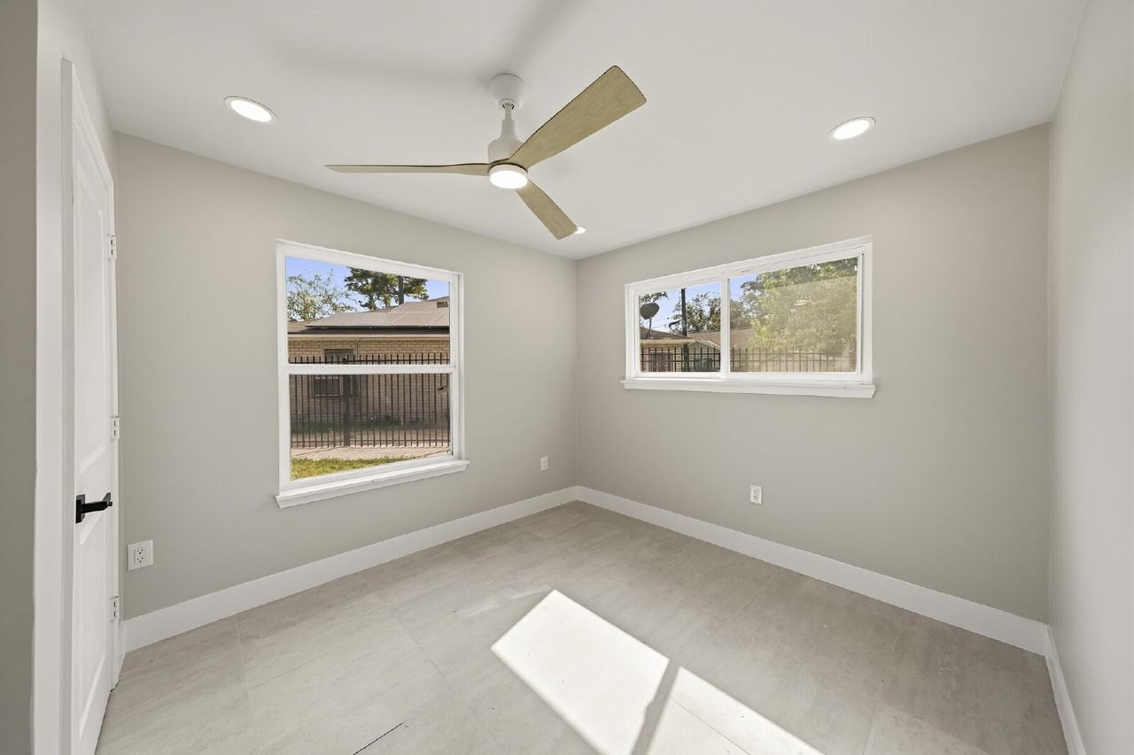 5927 Easter St - Photo 6 of 11