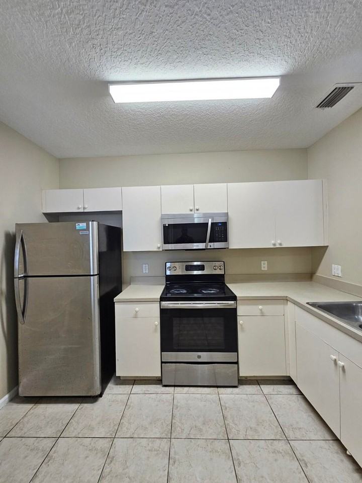 1063 Golden Lakes Blvd #322