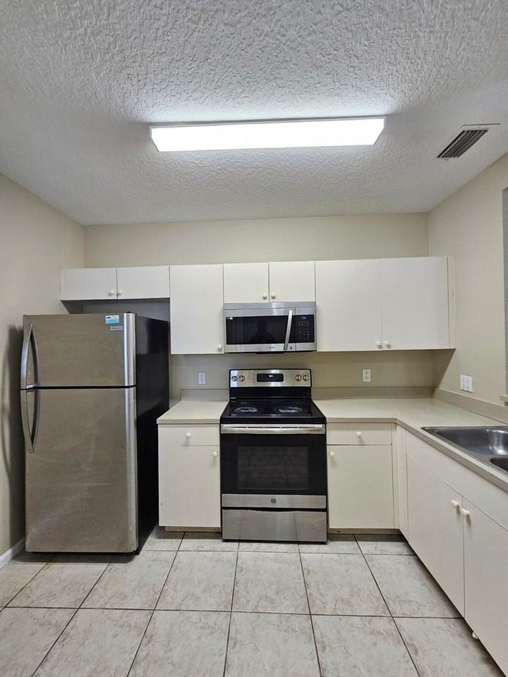 1063 Golden Lakes Blvd #322 - Photo 5 of 19