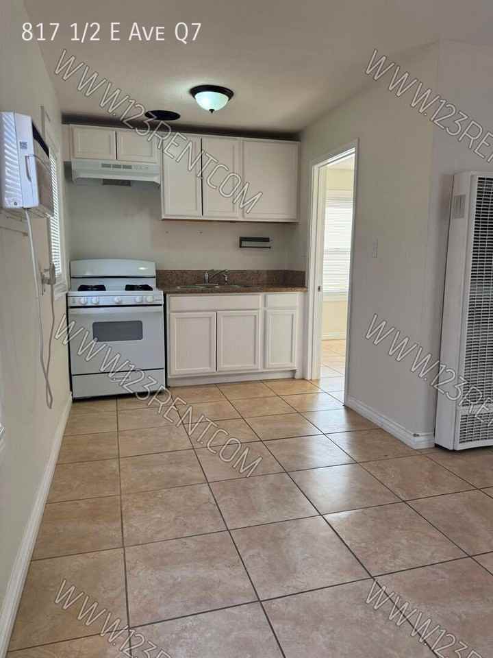 817 1/2 E Avenue Q7 - Photo 2 of 7