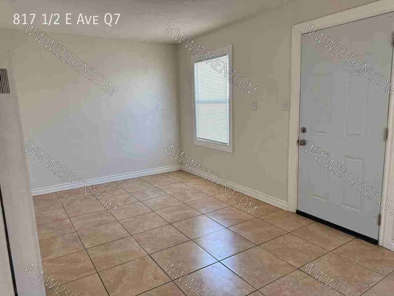 817 1/2 E Avenue Q7 - Photo 3 of 7